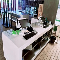 國萬超市收銀進(jìn)銷存系統(tǒng)是一款針對中小型超市及POS收銀行業(yè)的店面銷售管理系統(tǒng)軟件，其中包含商店管理、超市POS前臺收銀銷售管理，自助結(jié)算臺管理、手機(jī)網(wǎng)上商城預(yù)訂系統(tǒng)、條形碼商品管理,倉庫管理、商品出入庫管理,盤點管理,倉庫庫存管理，超市營收財務(wù)統(tǒng)計管理系統(tǒng),超市日月年報表系統(tǒng),設(shè)計與打印系統(tǒng)等功能模塊。